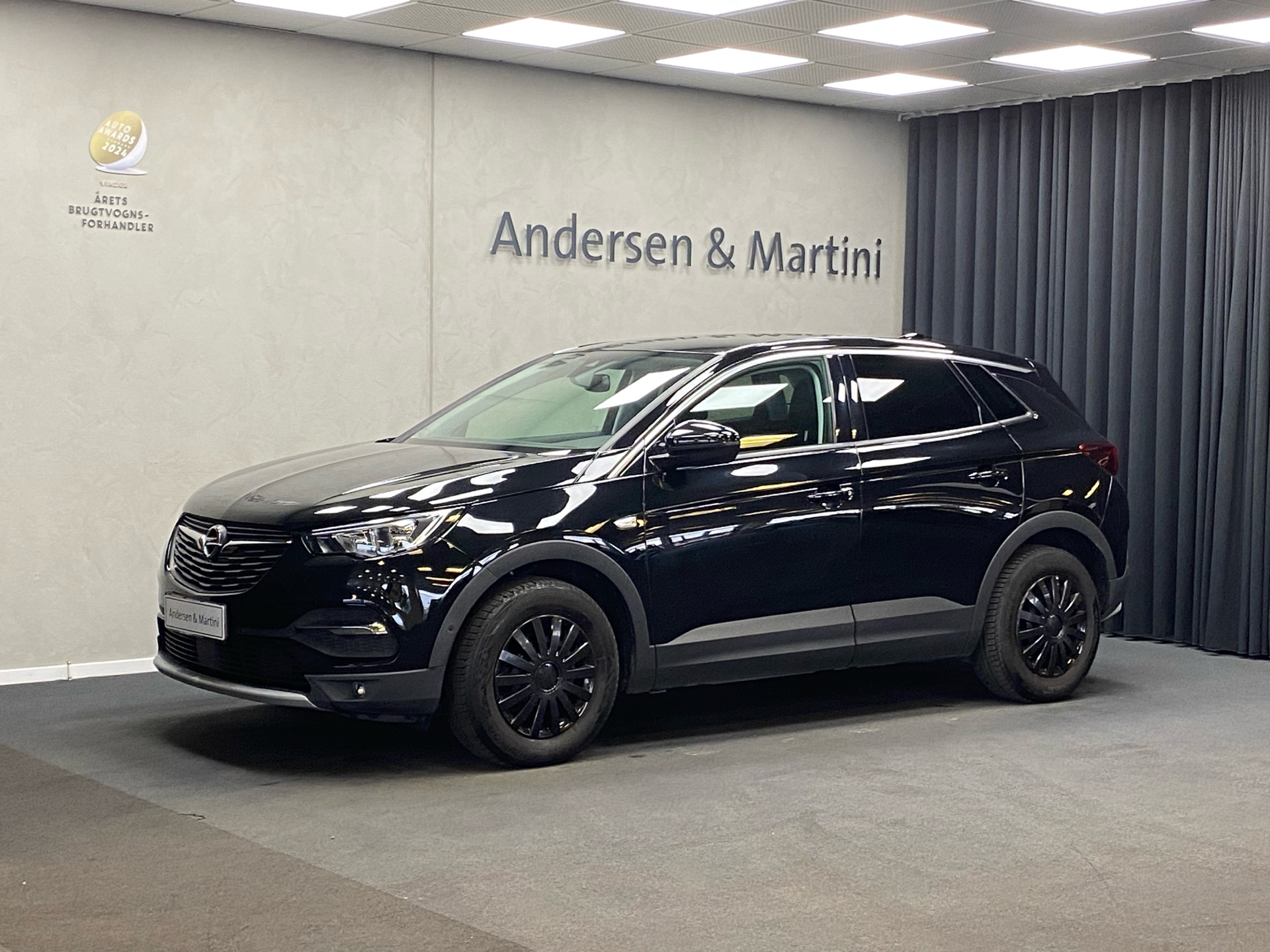 Sort Opel Grandland X fra 2018 set udefra