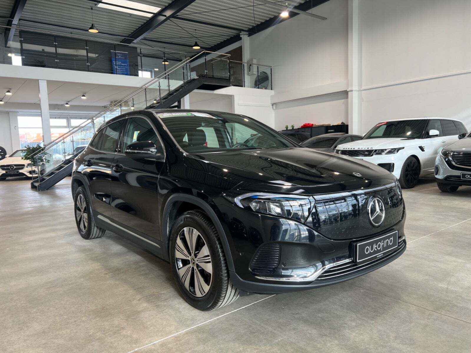 Sort Mercedes EQA250+ fra 2024 set udefra