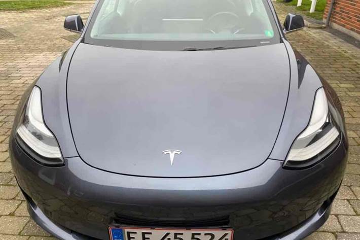 Grå Tesla Model 3 fra 2020