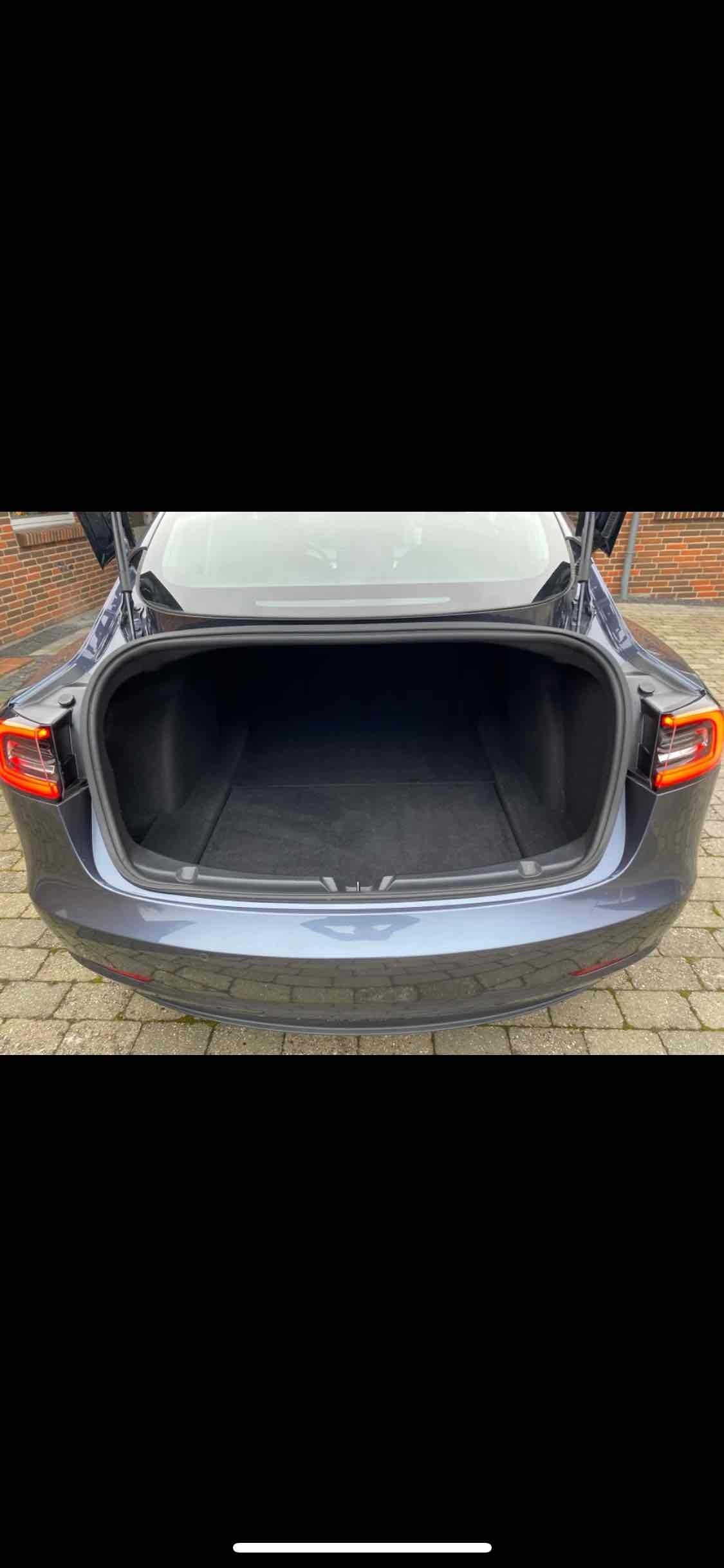 Grå Tesla Model 3 fra 2020