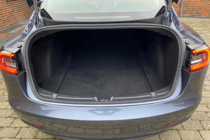 Grå Tesla Model 3 fra 2020