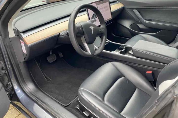 Grå Tesla Model 3 fra 2020