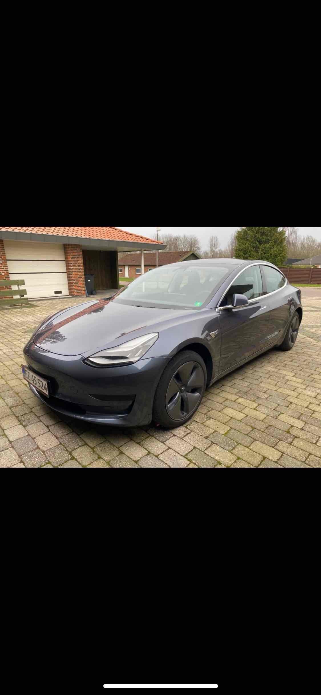 Grå Tesla Model 3 fra 2020