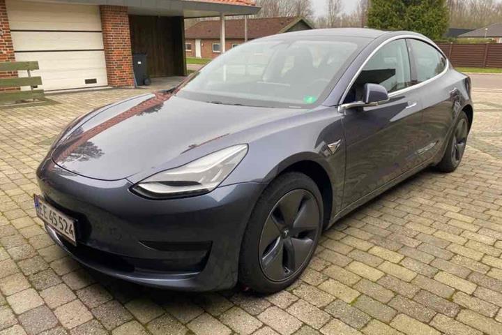 Grå Tesla Model 3 fra 2020
