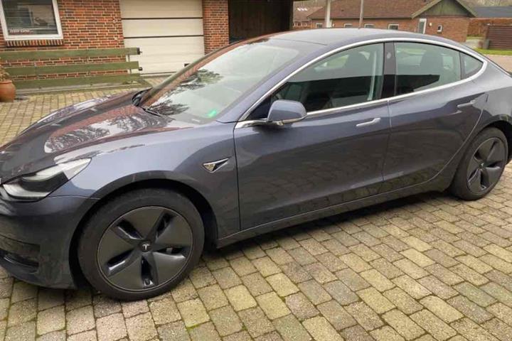 Grå Tesla Model 3 fra 2020