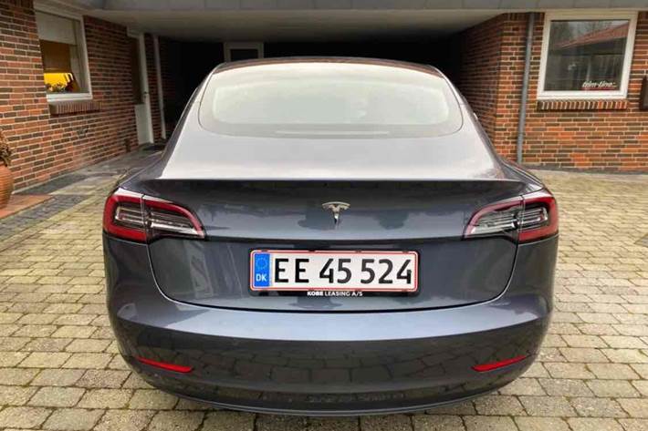Grå Tesla Model 3 fra 2020
