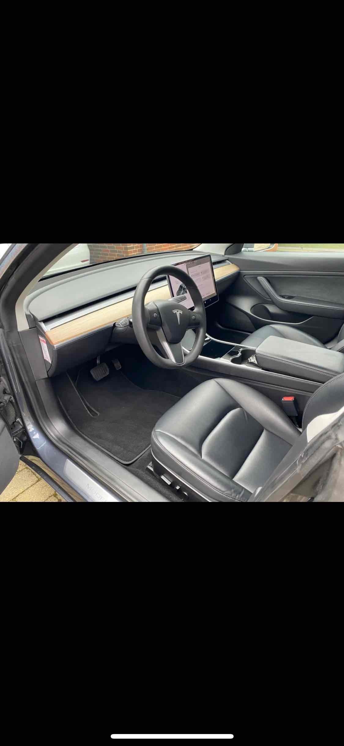 Grå Tesla Model 3 fra 2020
