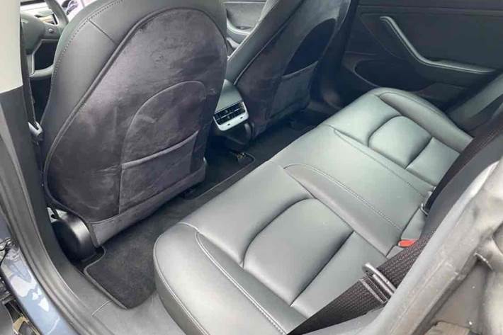 Grå Tesla Model 3 fra 2020