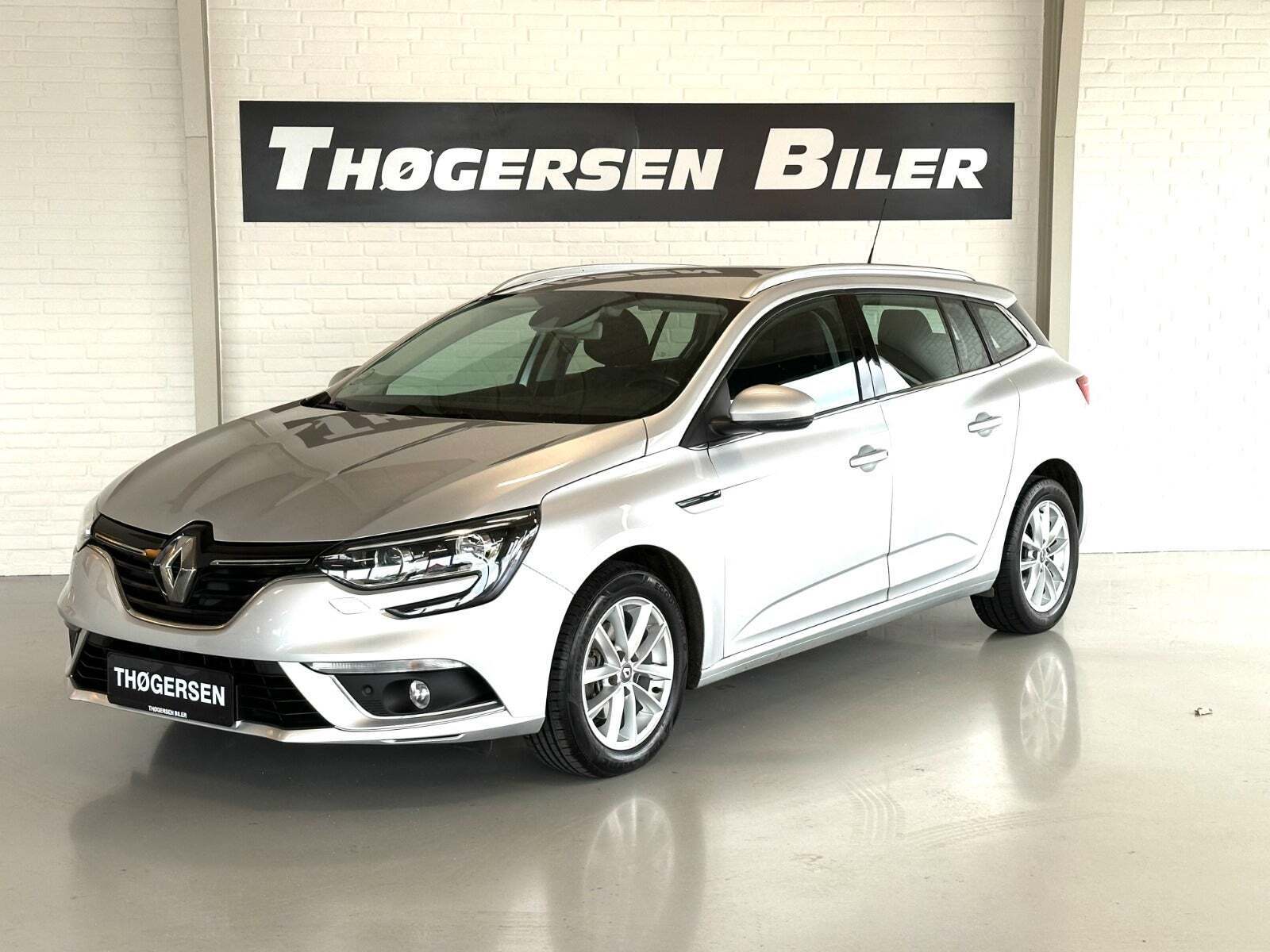 Sølv Renault Megane IV fra 2017 set udefra