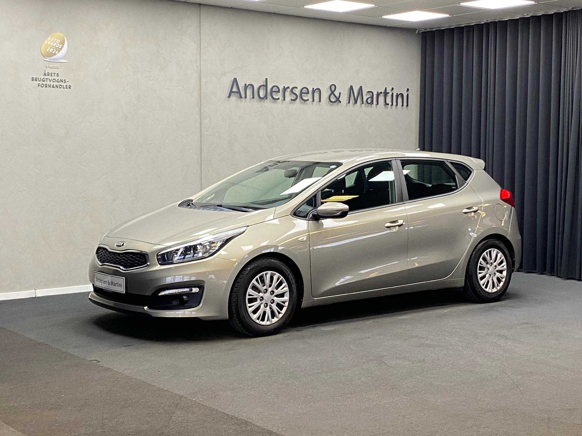 Sølv Kia Ceed fra 2016 set udefra