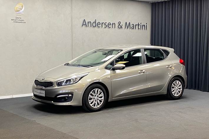 Sølv Kia Ceed fra 2016 set udefra