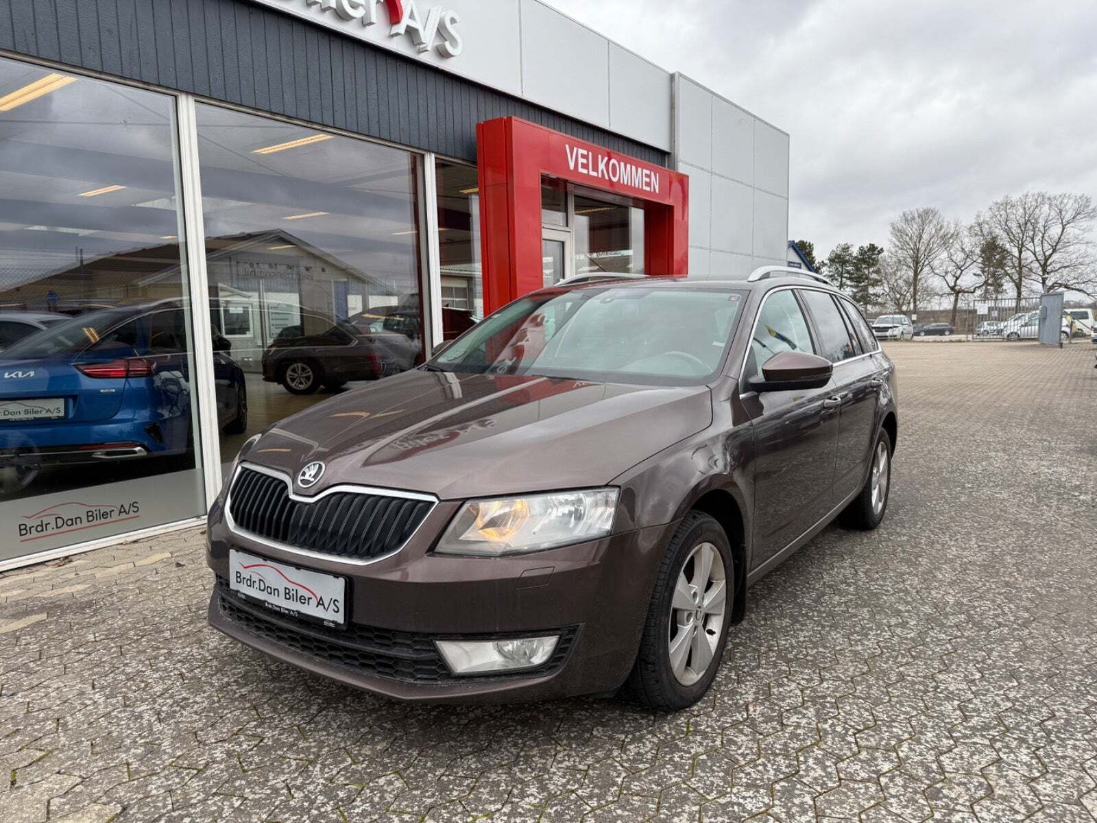 Brun Skoda Octavia fra 2015 set udefra