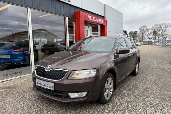 Brun Skoda Octavia fra 2015 set udefra