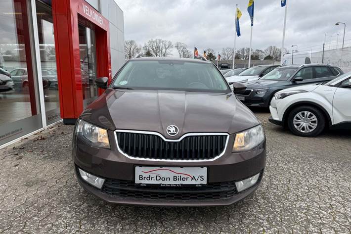 Brun Skoda Octavia fra 2015