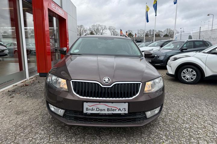Brun Skoda Octavia fra 2015