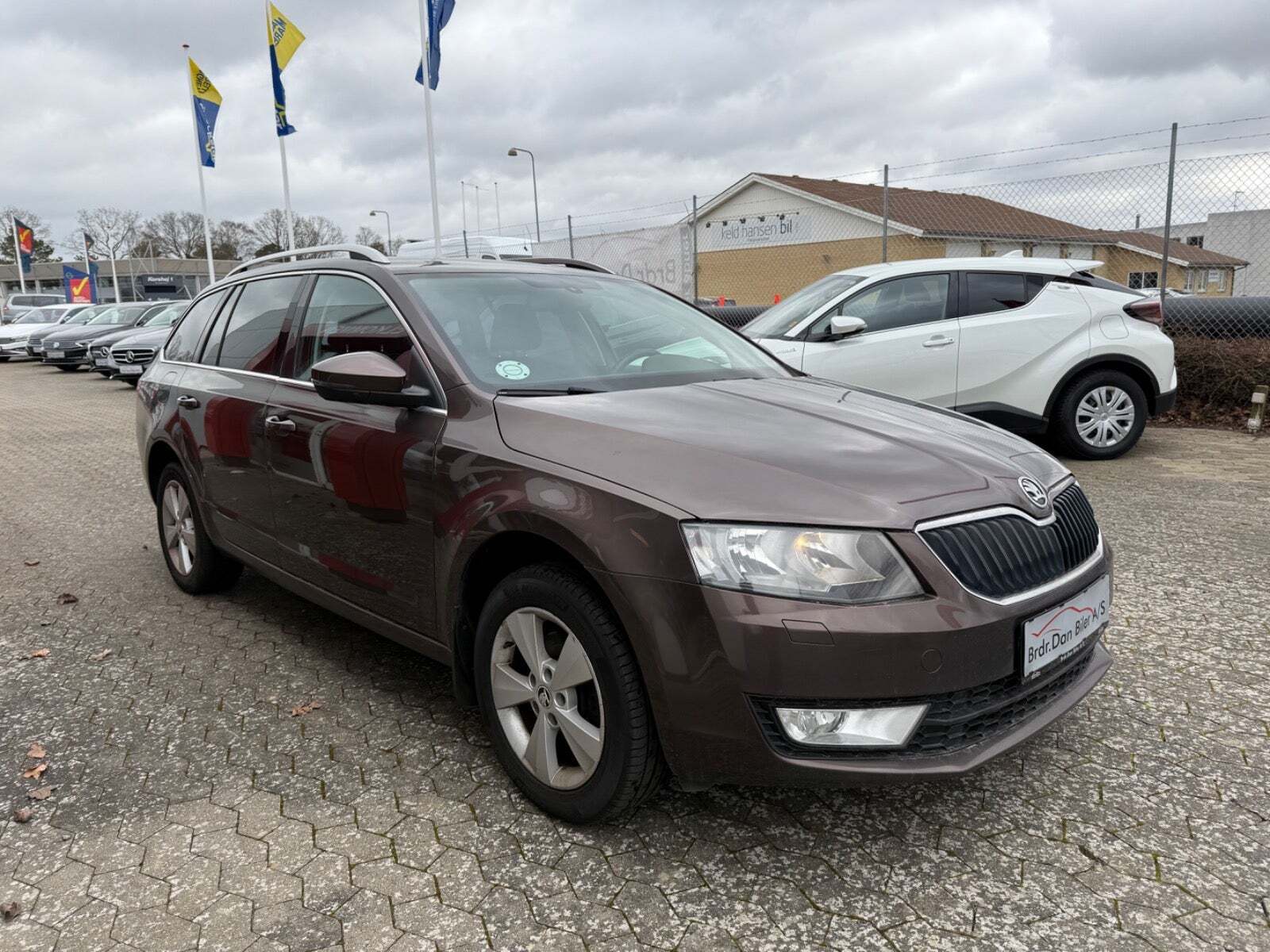 Brun Skoda Octavia fra 2015