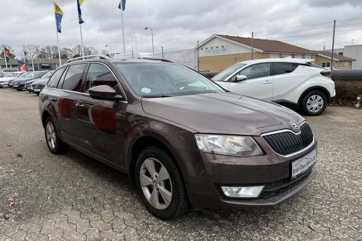 Brun Skoda Octavia fra 2015