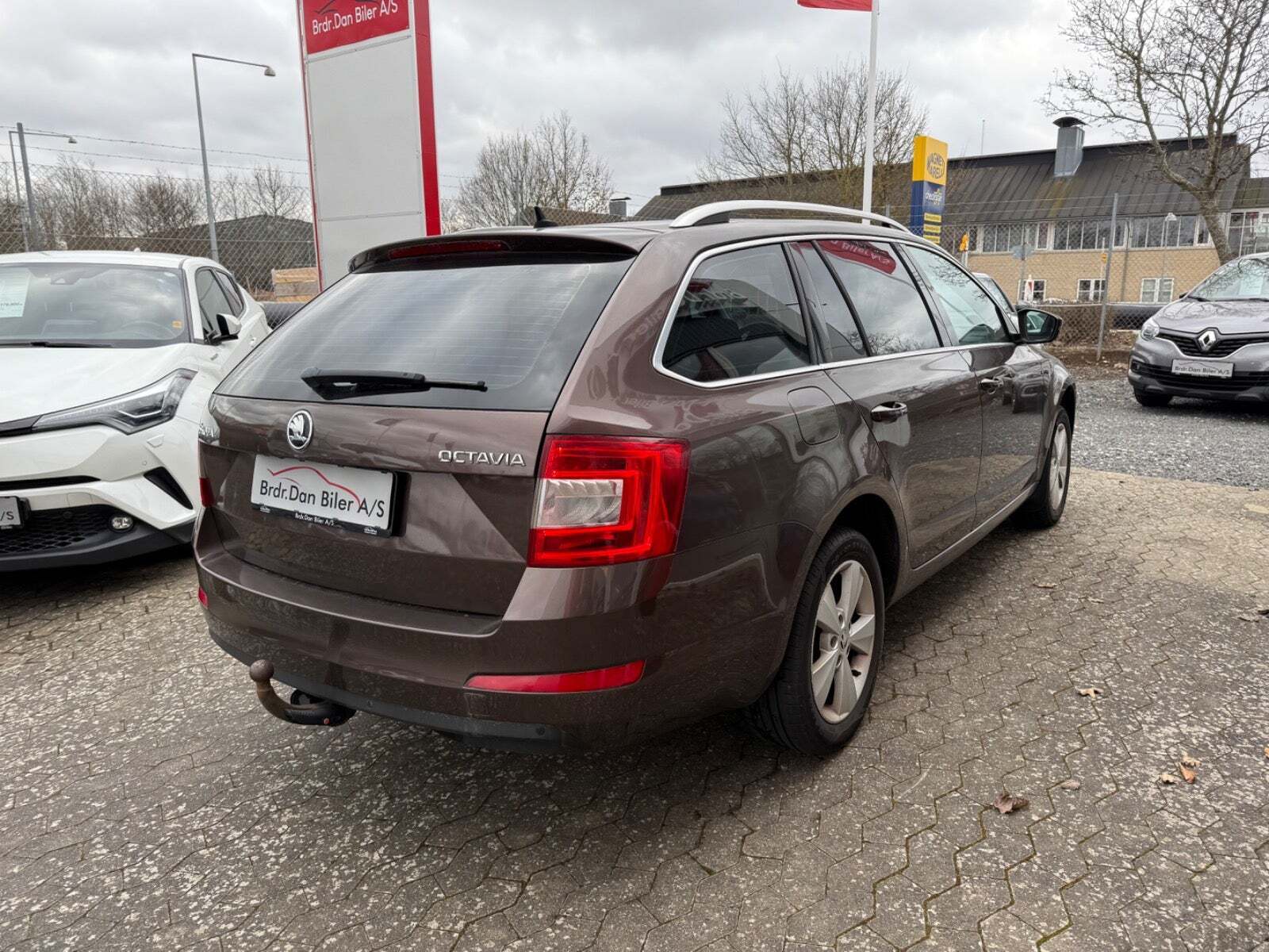 Brun Skoda Octavia fra 2015