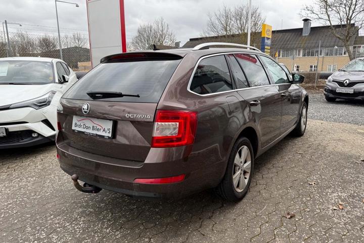 Brun Skoda Octavia fra 2015