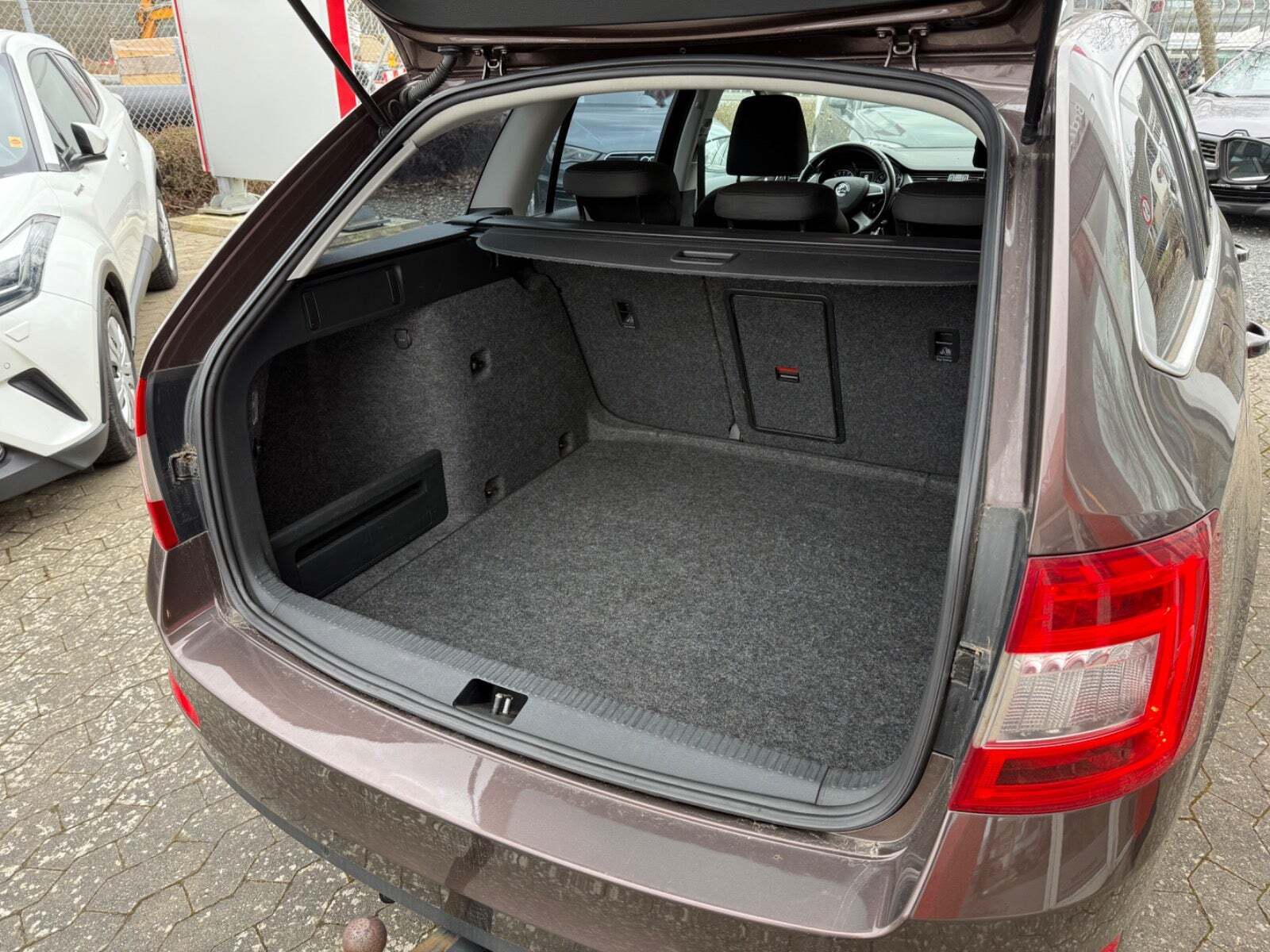 Brun Skoda Octavia fra 2015