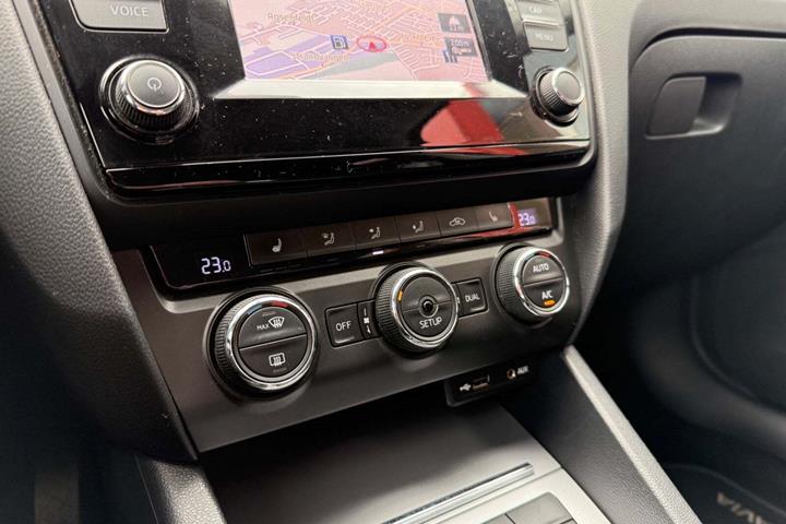 Brun Skoda Octavia fra 2015