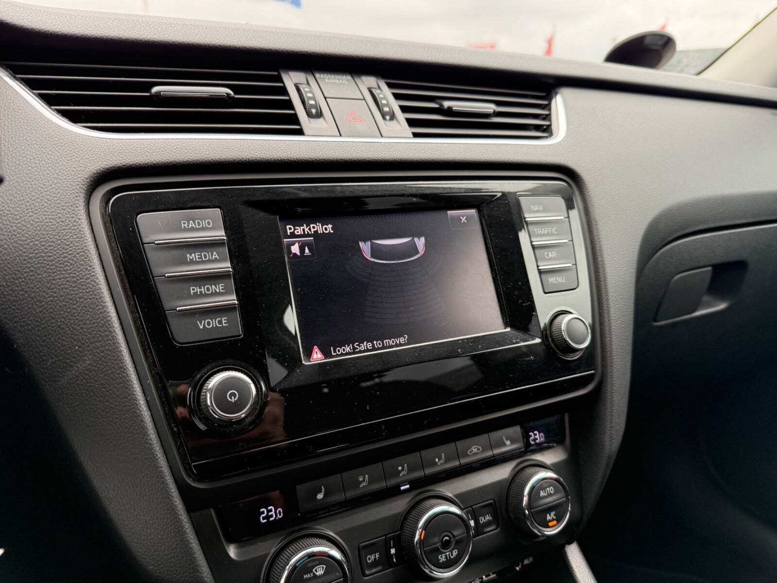 Brun Skoda Octavia fra 2015