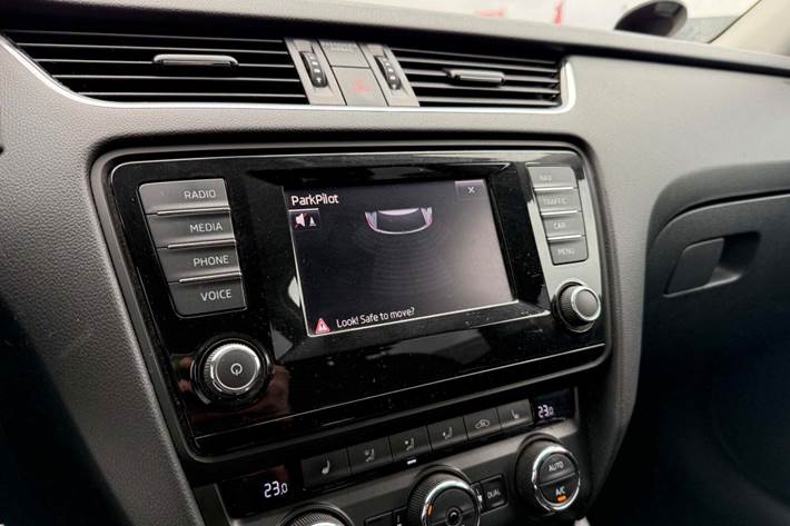 Brun Skoda Octavia fra 2015