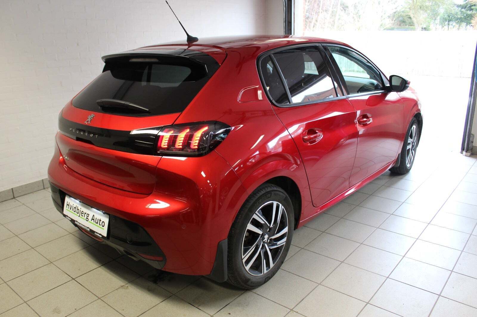 Grå Peugeot 208 fra 2022
