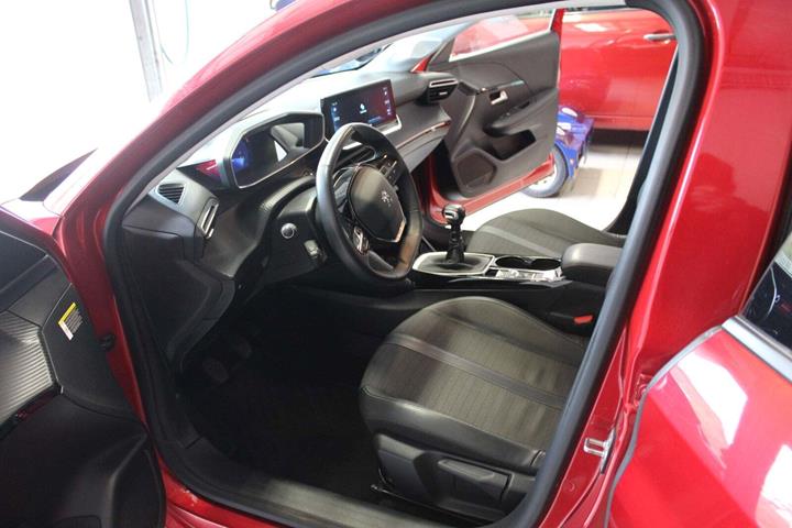 Grå Peugeot 208 fra 2022