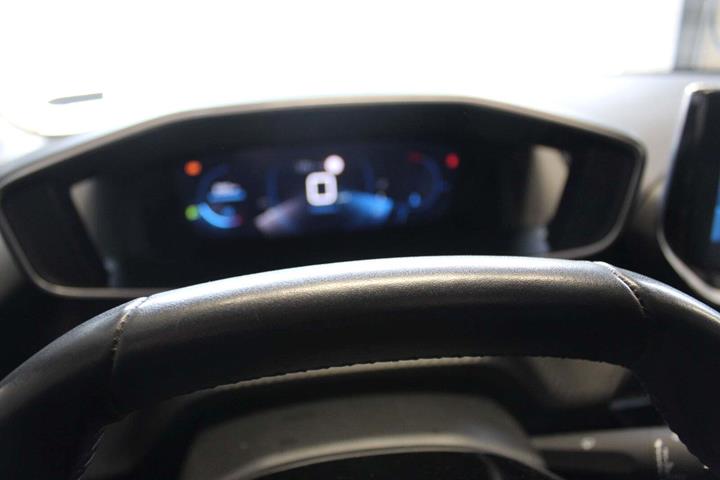 Grå Peugeot 208 fra 2022