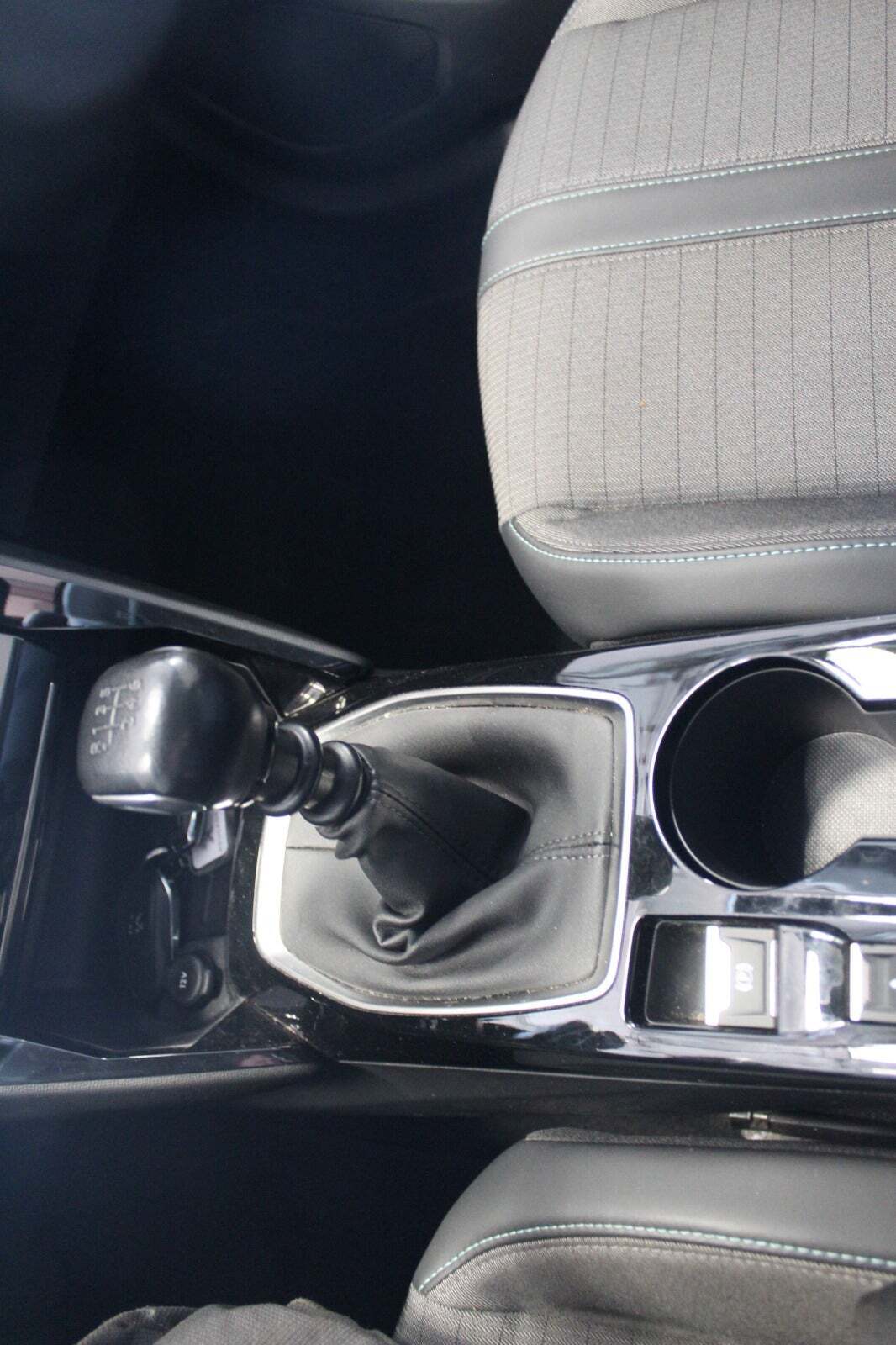 Grå Peugeot 208 fra 2022