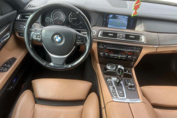 undefined BMW 750Li fra 2010 set indefra