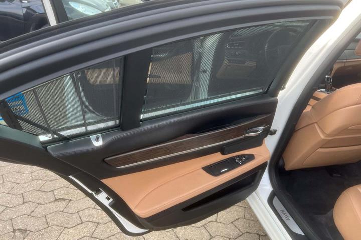 undefined BMW 750Li fra 2010 set indefra