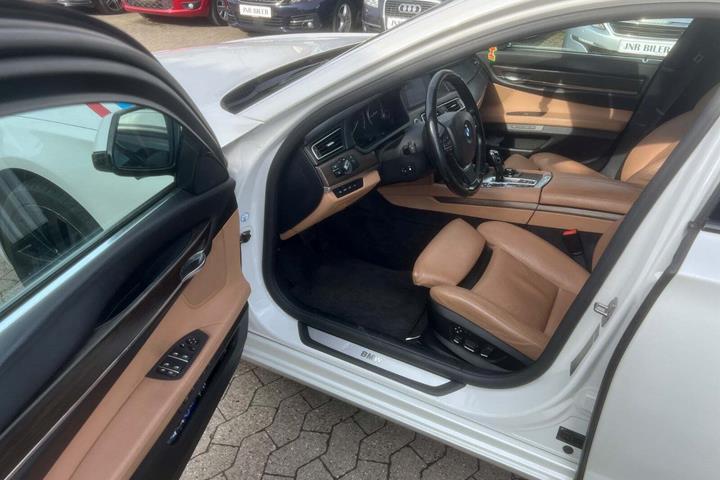 undefined BMW 750Li fra 2010 set indefra