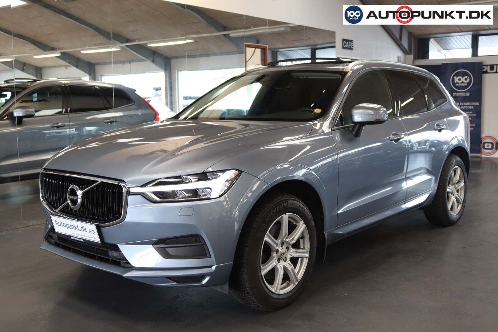 Blå Volvo XC60 fra 2019 set udefra