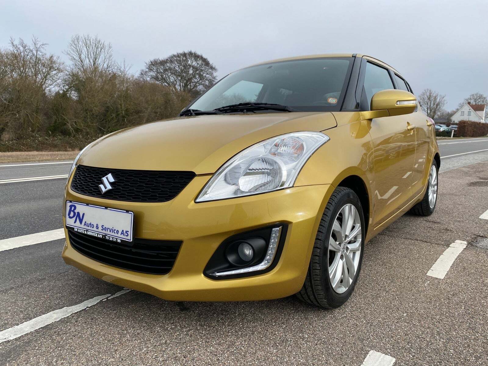 Gul Suzuki Swift fra 2016 set udefra