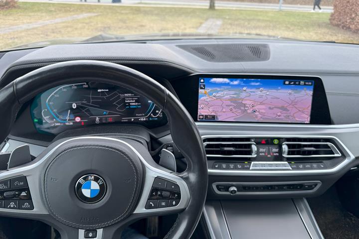 Grå BMW X5 fra 2020
