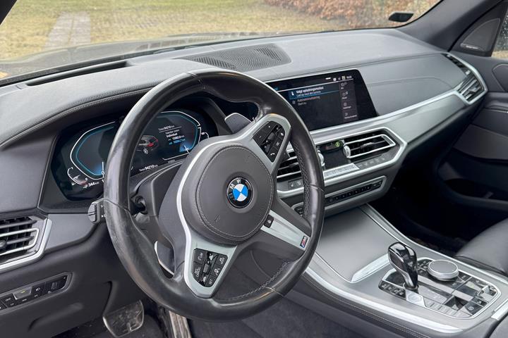 Grå BMW X5 fra 2020
