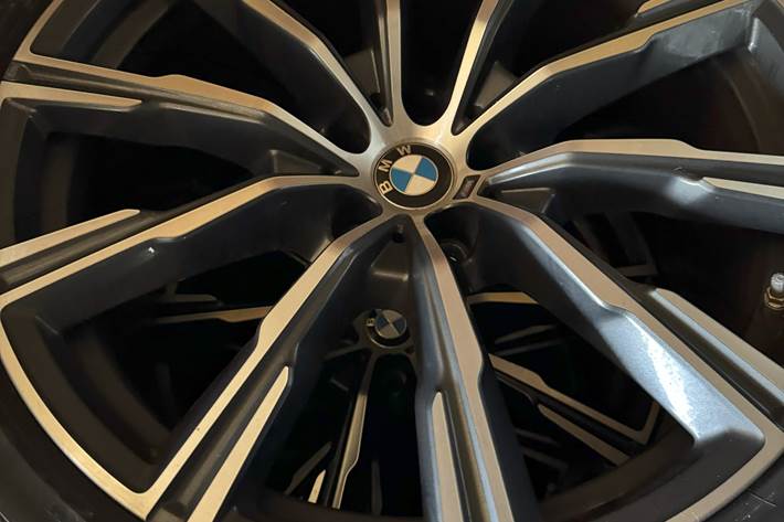 Grå BMW X5 fra 2020