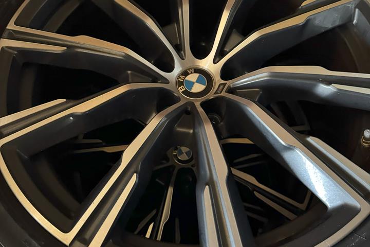 Grå BMW X5 fra 2020
