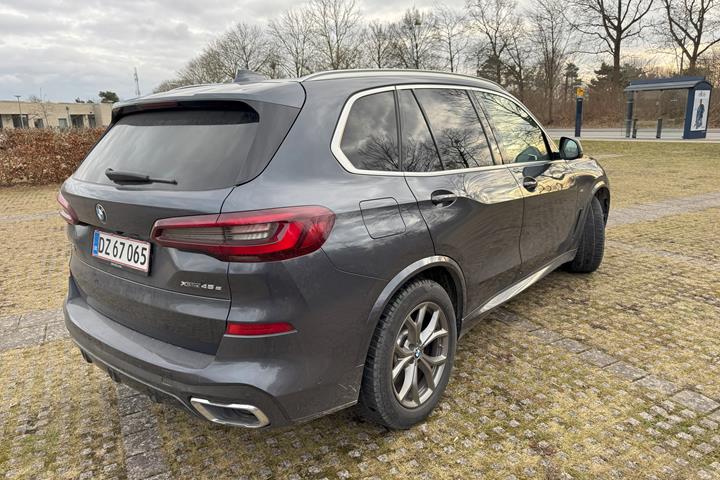Grå BMW X5 fra 2020