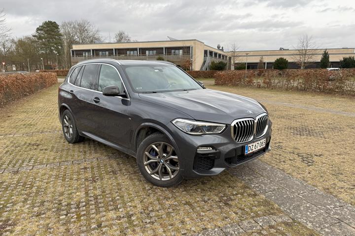 Grå BMW X5 fra 2020