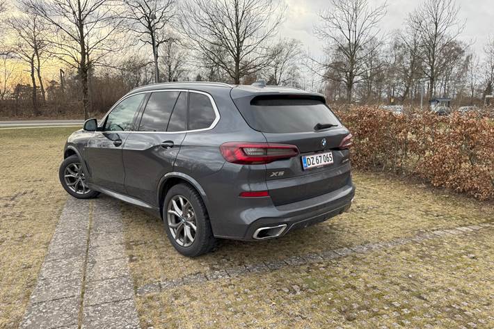 Grå BMW X5 fra 2020