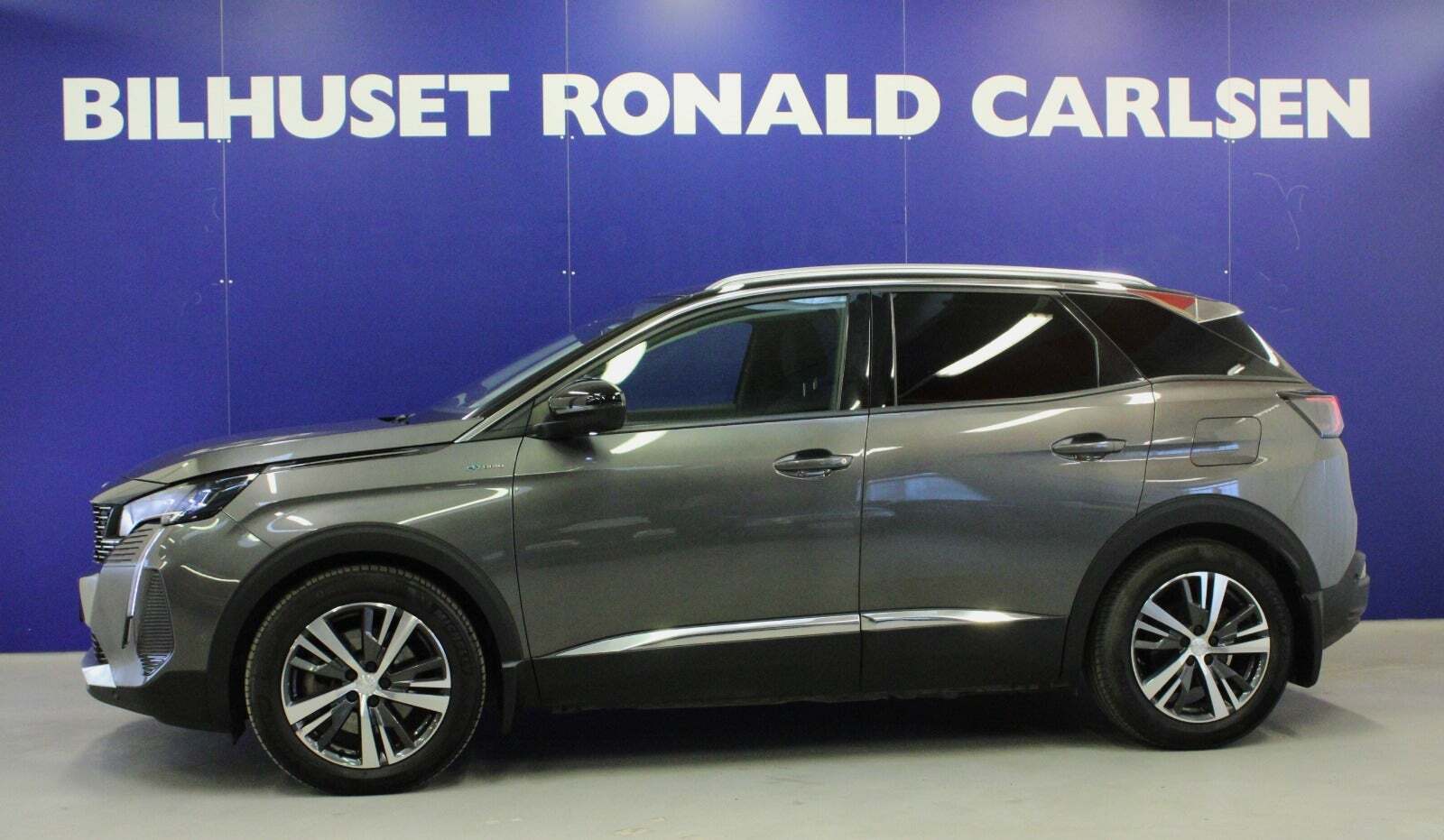 Grå Peugeot 3008 fra 2021