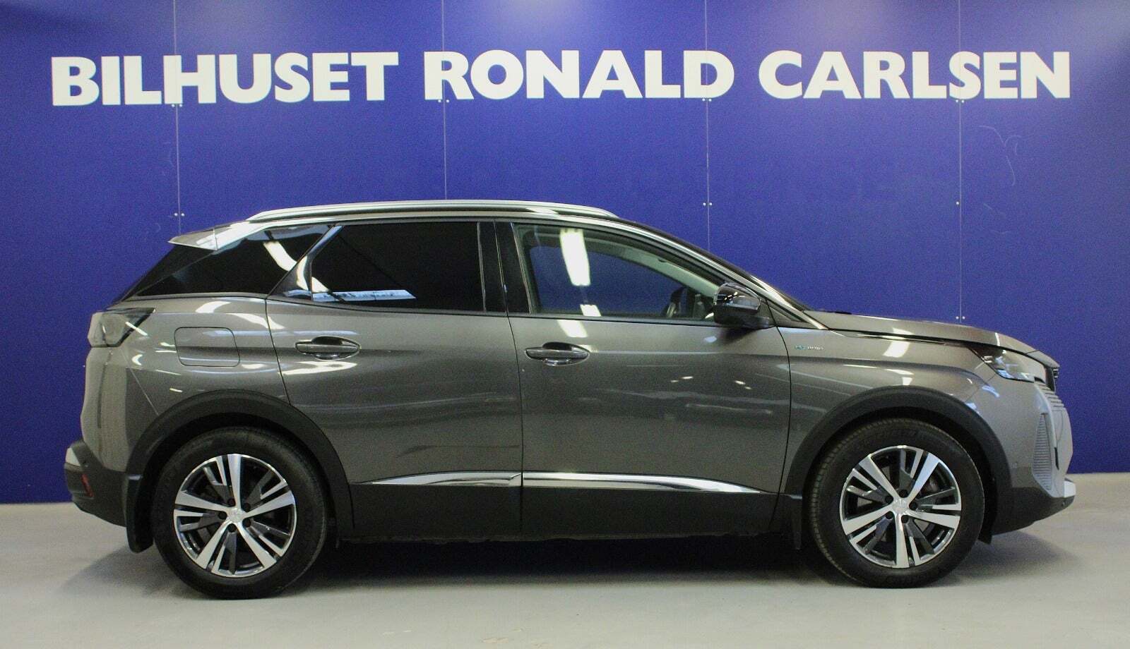 Grå Peugeot 3008 fra 2021