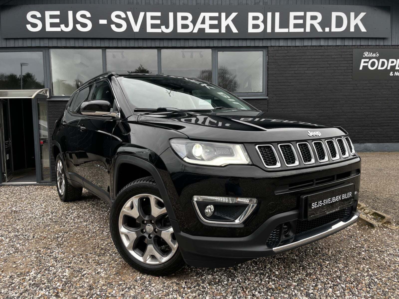 Sort Jeep Compass fra 2018 set udefra