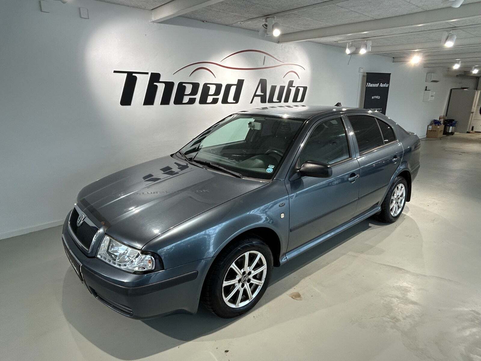 Grå Skoda Octavia fra 2004