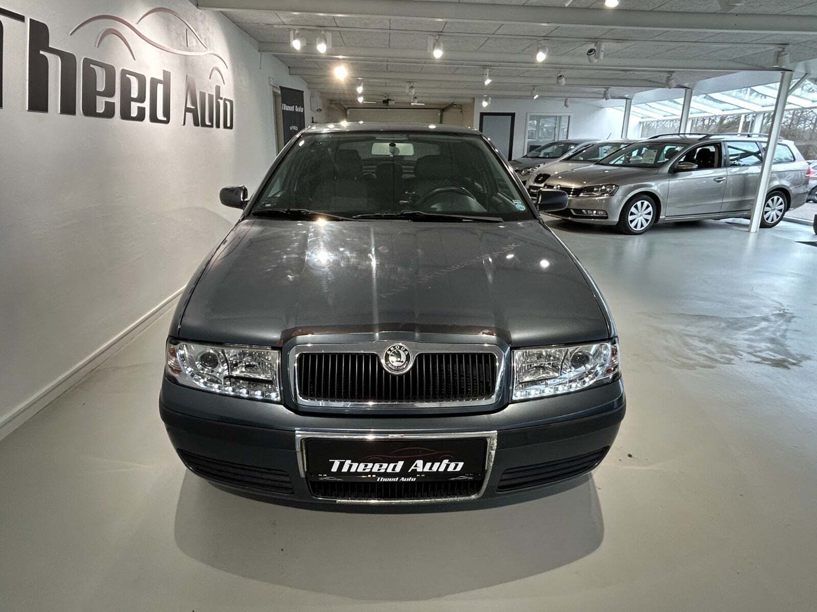 Grå Skoda Octavia fra 2004