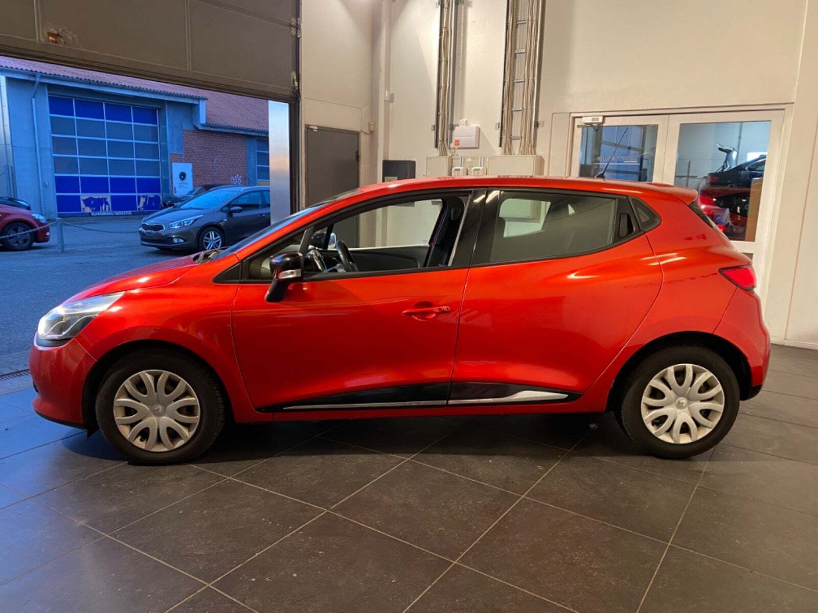 Rød Renault Clio IV fra 2013