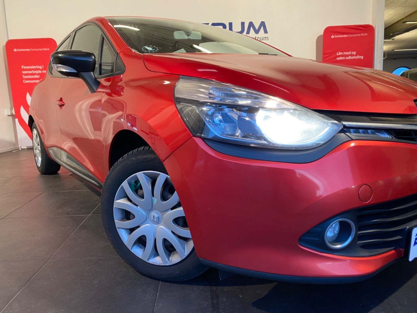 Rød Renault Clio IV fra 2013